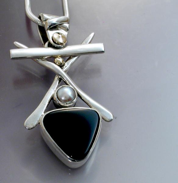 Pendant with pearl and triangle shaped black onyx