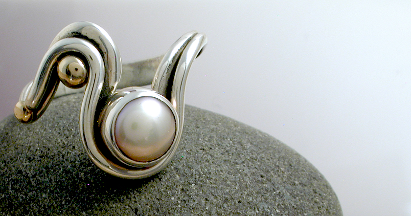 Wavy Pearl Ring picture