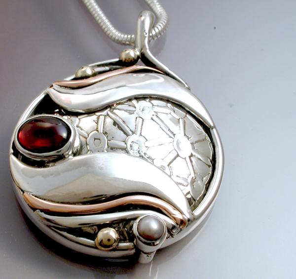 Layered circle wave pendant with pearl and garnet