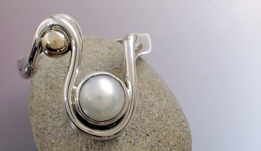 A Wavy Silver & Gold Pearl Ring