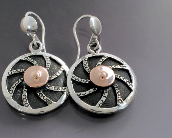 Spinning silver earring picture