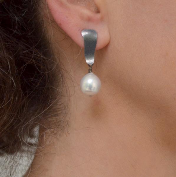 Short Pearl Oxidized Earrings picture