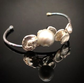 Oyster and pearl cuff