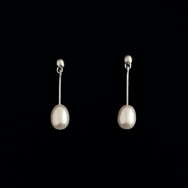 Pearl Dangle Earring picture