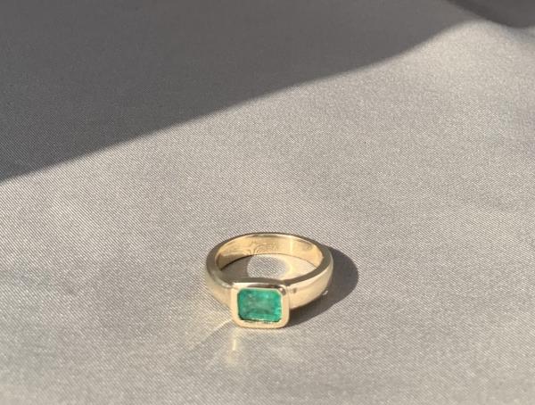 Emerald and 14k yellow gold ring. Size 7.5