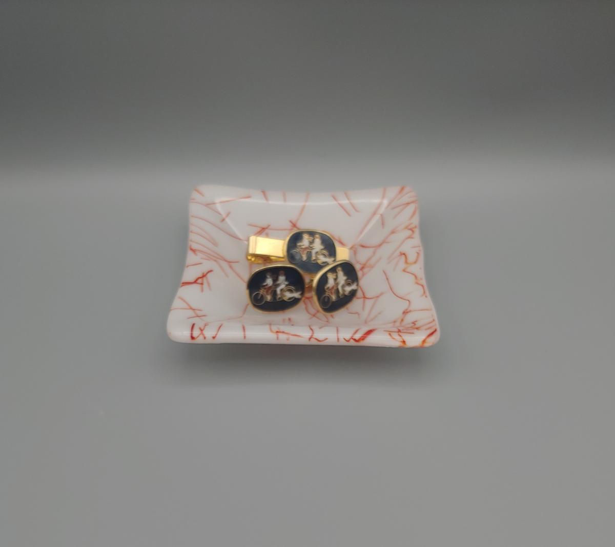 4" Square Dish &ndash; White w/Red Stringer picture