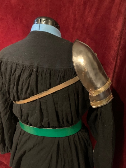 Paladin  Series Shoulder Pauldron - Single picture