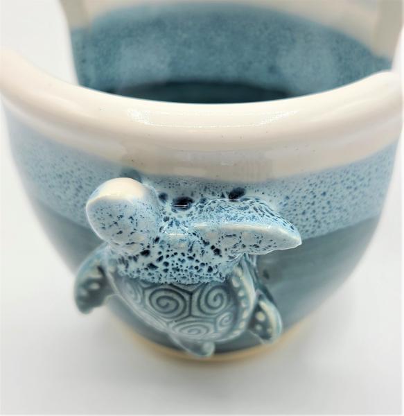 Sponge holder with turtle picture
