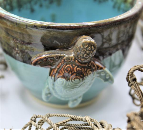 Small bowl with turtle picture