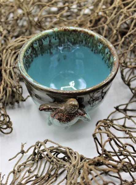 Small bowl with turtle picture