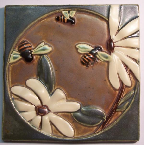 6x6 Three Bees Tile picture