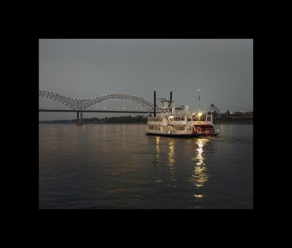 Paddlewheeler and the Memphis Bridge picture