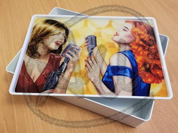 Singer duet Big plastic box picture