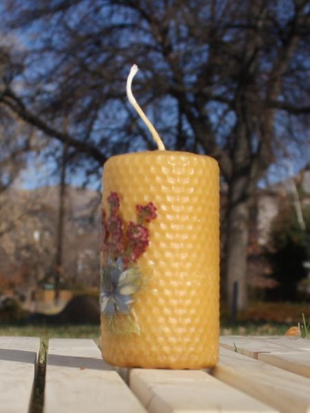 Beeswax candle with pressed flowers short pillar picture