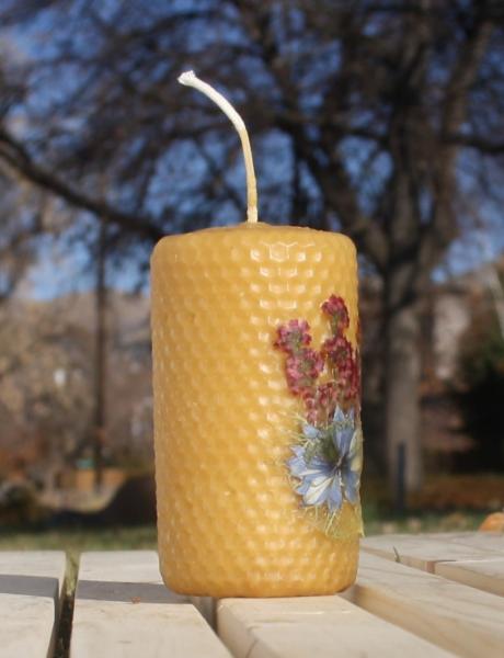 Beeswax candle with pressed flowers short pillar picture