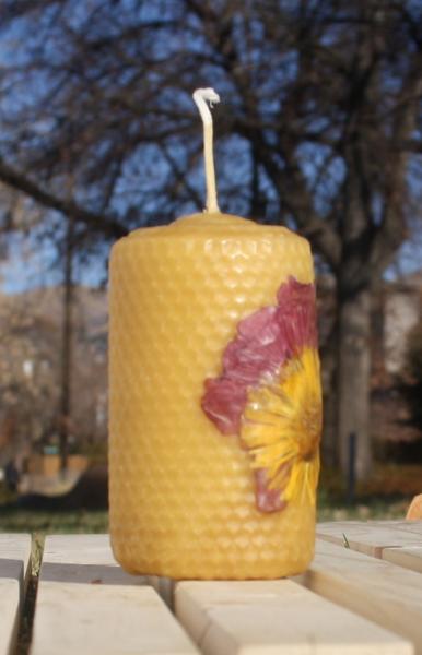 Beeswax candle with pressed flowers short pillar picture