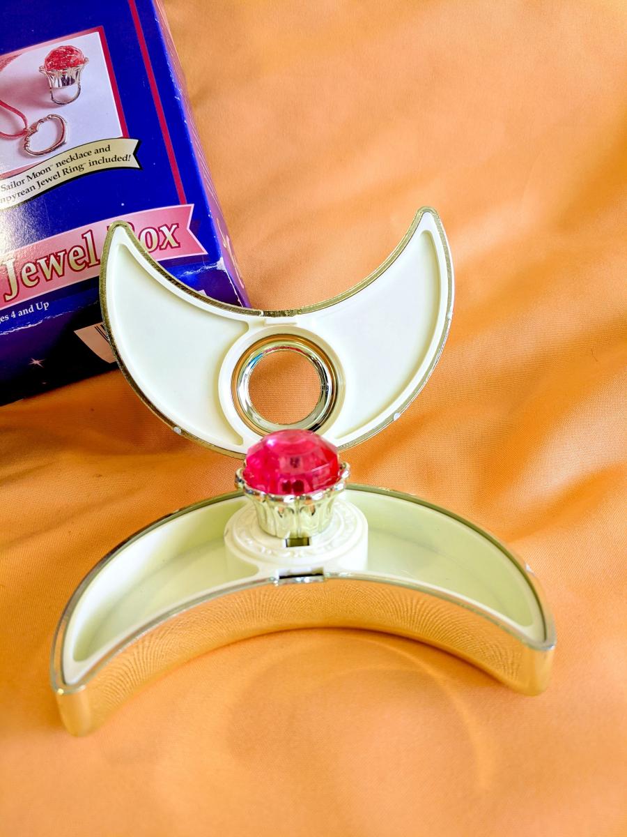 *Pre-owned Sailor Moon Cosmic Crescent Jewel Box - Bandai America 1995 picture