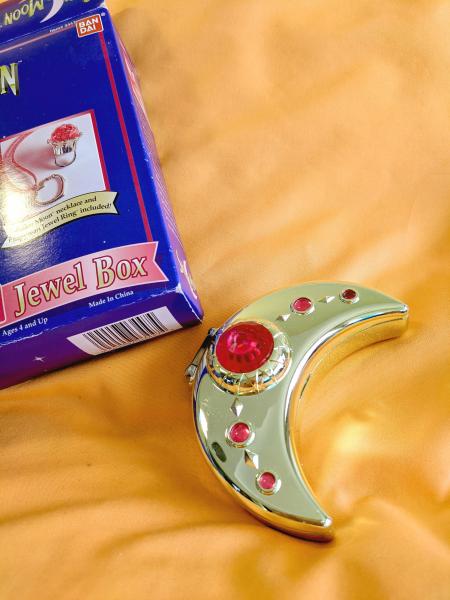 *Pre-owned Sailor Moon Cosmic Crescent Jewel Box - Bandai America 1995 picture