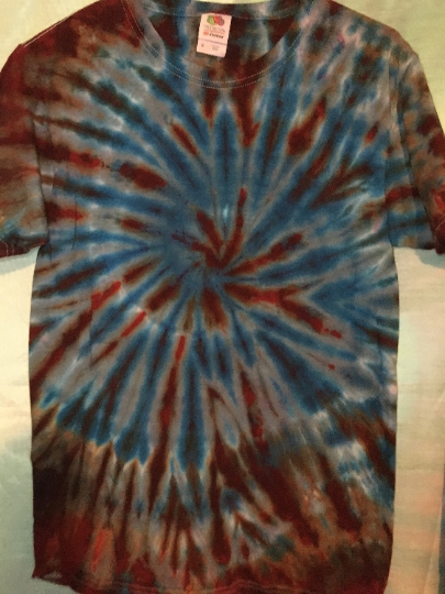 Spiral Blue and Gray with Dark Red Accents Tie Dye Short Sleeve 100% Cotton Mens S (34 - 36) Fruit of the Loom Shirt. #267