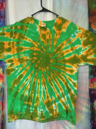 Tie Dye Spiral in Green and Orange - Short Sleeve Shirt - Mens 2XL (50-52) Fruit of the Loom. #279