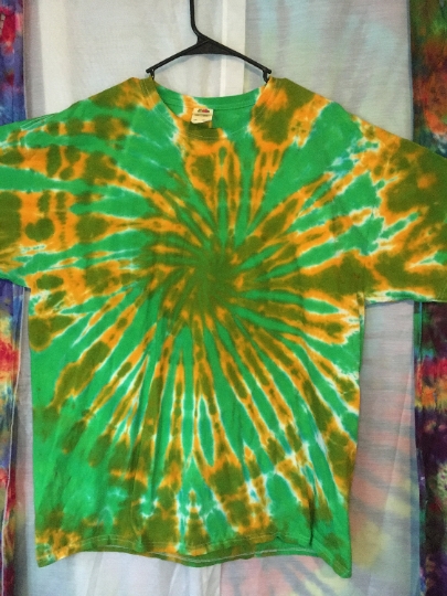 Tie Dye Spiral in Green and Orange - Short Sleeve Shirt - Mens 2XL (50-52) Fruit of the Loom. #279 picture