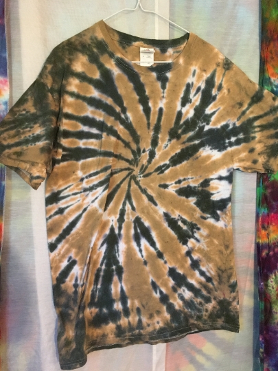 Tie Dye - Green and Brown Spiral Tie Dyed T Shirt - Mens L (42 - 44) 100% Cotton Fruit of the Loom - Short Sleeve. #317