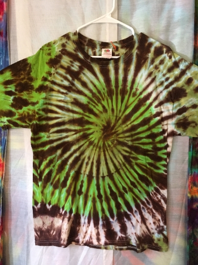Tie Dye Bright Green and Brown Spiral Tie Dyed T Shirt Short Sleeve Shirt - Mens (42-44) L Fruit of the Loom. #190