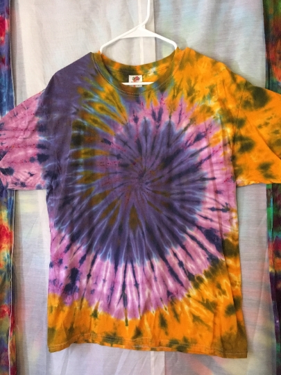 Spring Colors Spiraled in Tie Dye on Short Sleeve Mens L (42-44) 100% Cotton Shirt Fruit of the Loom #188
