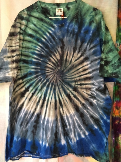 Spiral Blue and Gray Tie Dye Short Sleeve 100% Cotton Mens 2XL (50-52) Fruit of the Loom Shirt. #176