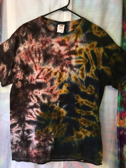 Rich and Warm Colors in Crinkle Style Tie Dyed Short Sleeve Shirt - Mens L (42-44) 100% Cotton Fruit of the Loom. #180