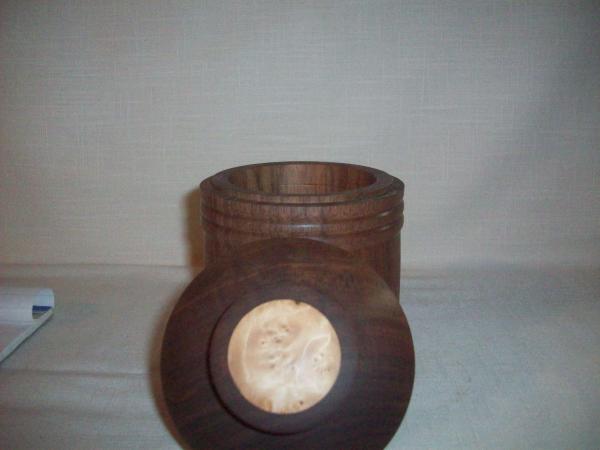 walnut box with maple inlay in lid picture