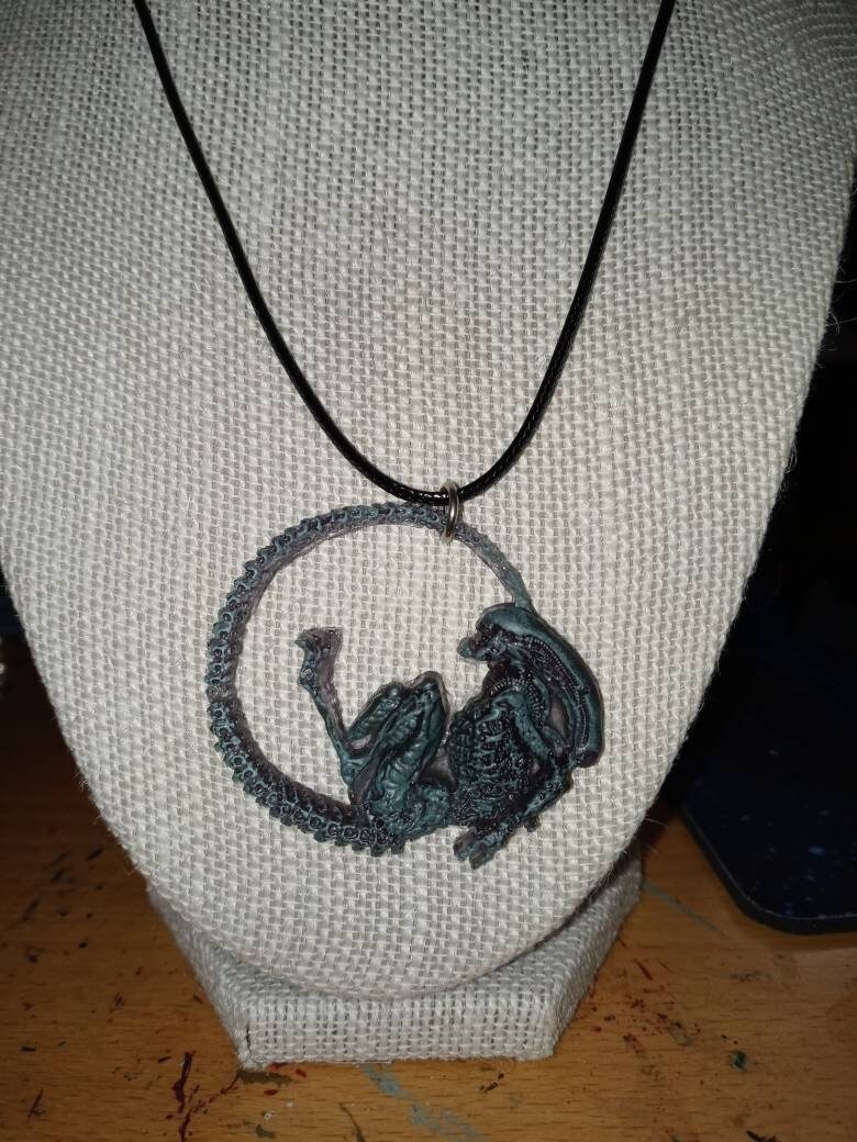 Xenomorph Alien - Aliens Endoparasitoid Extraterrestrial - Necklace Gothic Sci Fi Horror picture