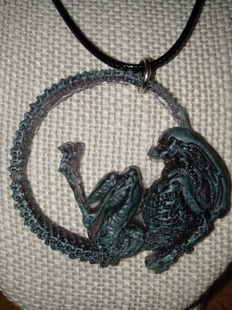 Xenomorph Alien - Aliens Endoparasitoid Extraterrestrial - Necklace Gothic Sci Fi Horror picture