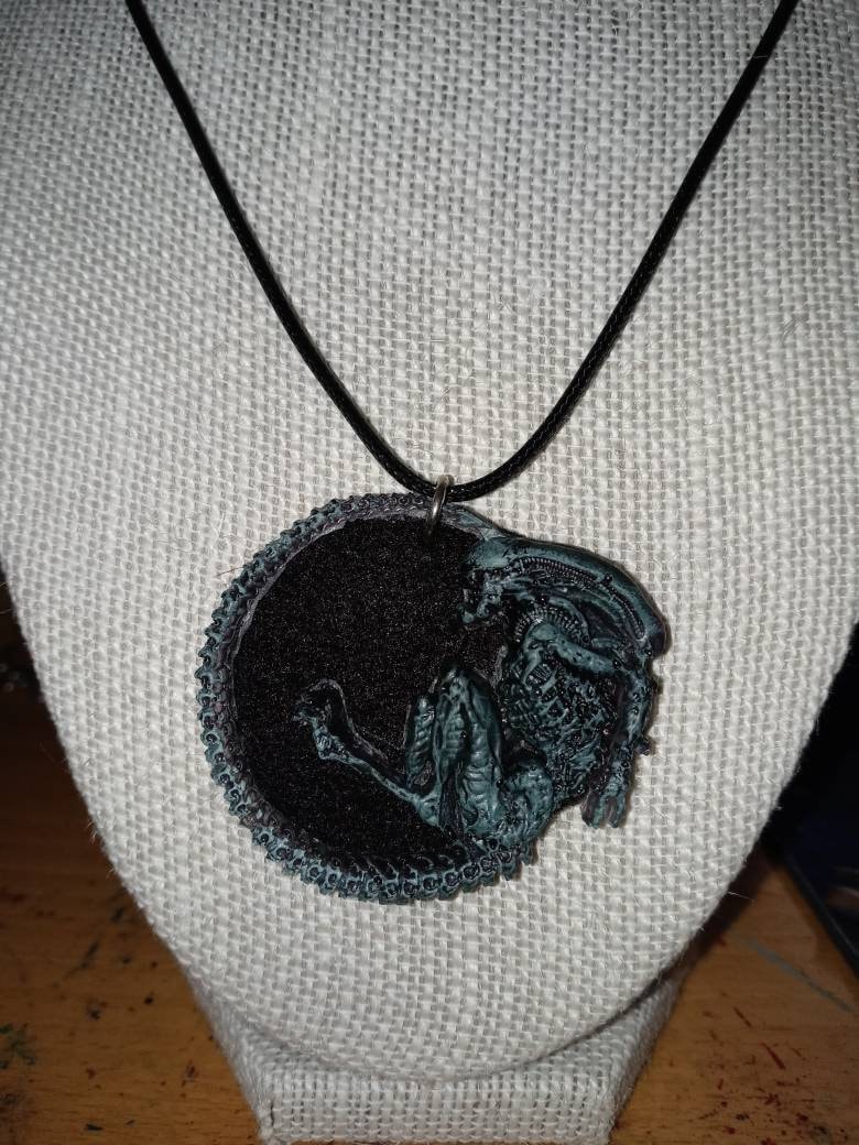 Xenomorph Alien - Aliens Endoparasitoid Extraterrestrial - Necklace Gothic Sci Fi Horror picture