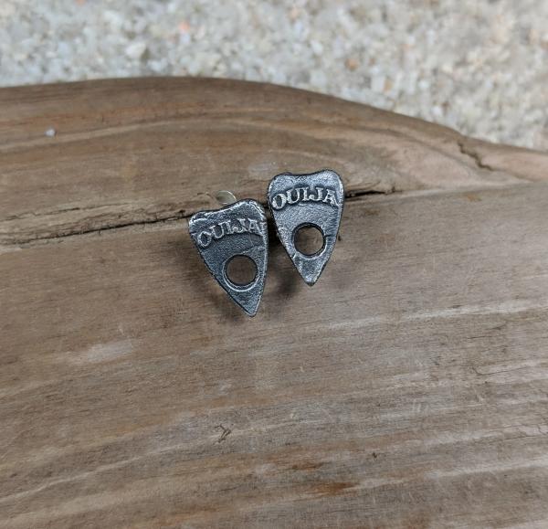 Planchette studs