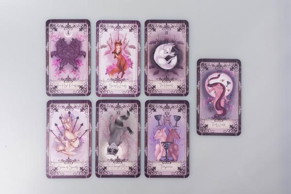 The Reigning Rouge Tarot Deck picture