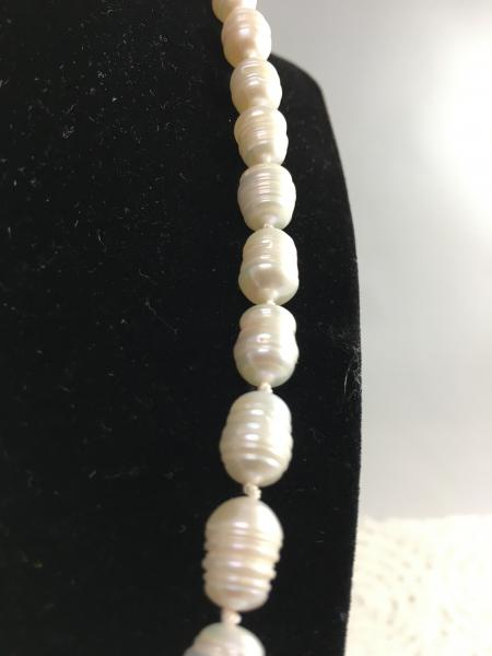 Barrel Pearl Necklace picture