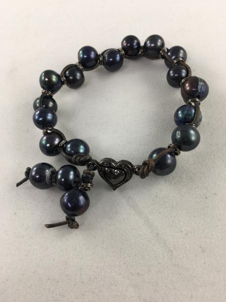 Dark peacock blue pearl bracelet picture