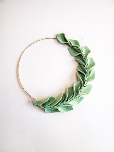 Circle leaf wall decor picture