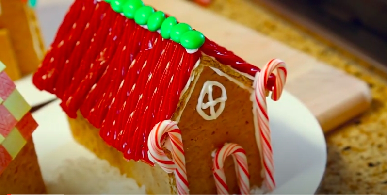 Schnucks Making Holiday Gingerbread Houses!!