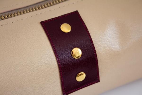 Handmade leather bag/pouch ("beige et bordeaux") picture
