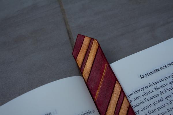 Handmade leather bookmark - Wizard houses picture