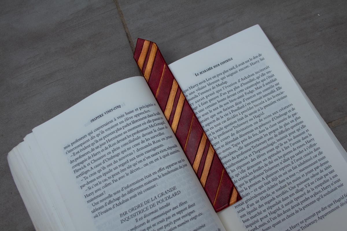 Handmade leather bookmark - Wizard houses picture