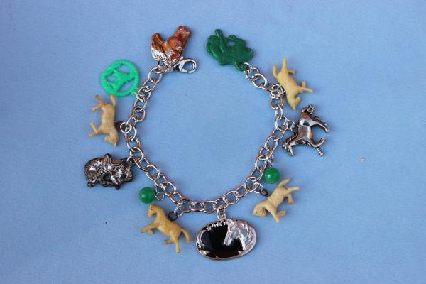 B342 Silver, Cream & Green Horse Bracelet