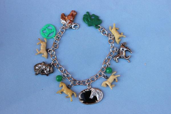 B342 Silver, Cream & Green Horse Bracelet picture