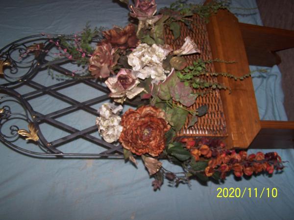 Metal Frame Wicker Basket Arrangement picture