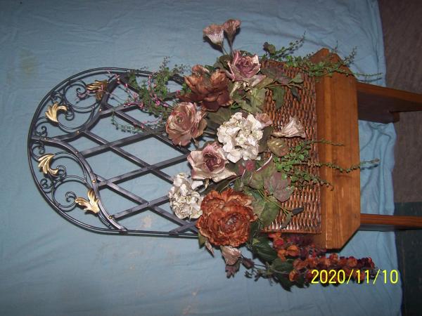 Metal Frame Wicker Basket Arrangement