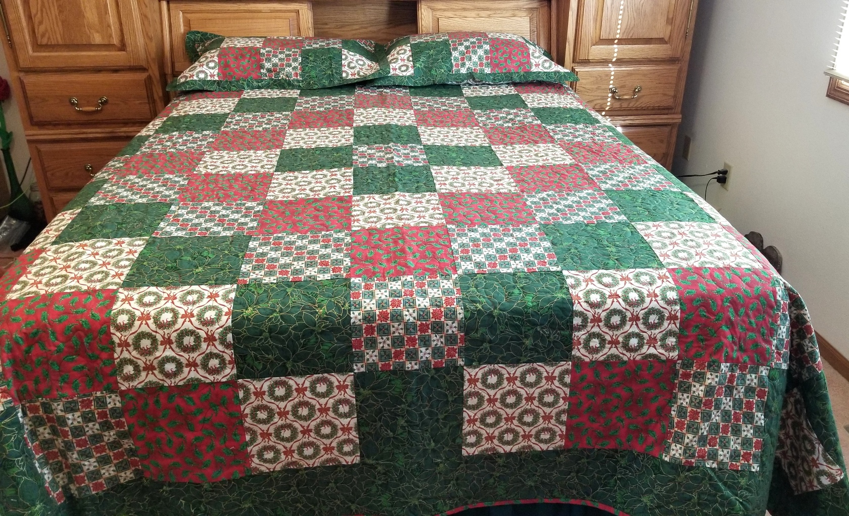 POINTSETTIA and HOLLY QUILT Christmas for Queen Size Bed Holiday Home Decor or Hunter's Lodge picture
