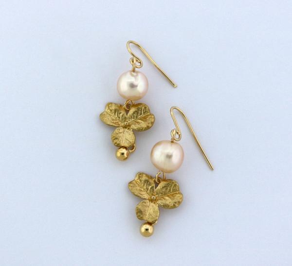 Freshwater pearl with gold tone leaf earring picture