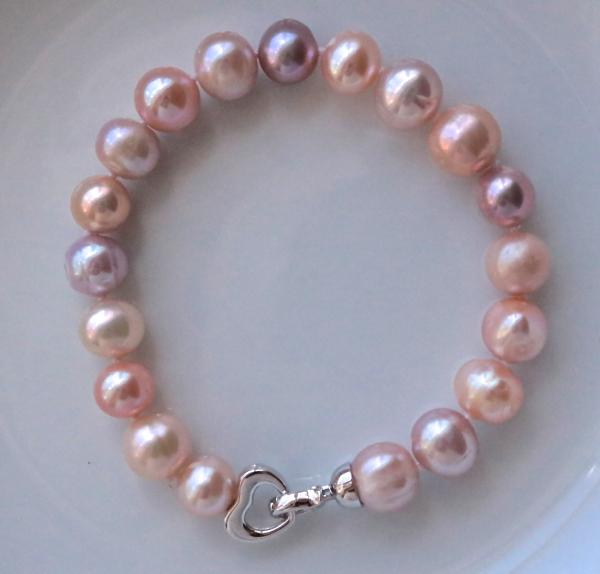 Hand knoted freshwater pearl bracelet picture